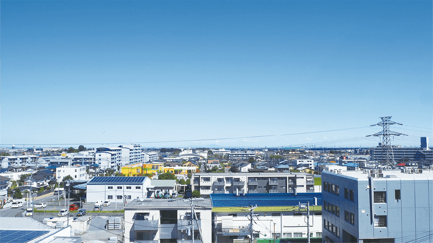 建設中のビル外観。クレーンが稼働する建設現場の全景