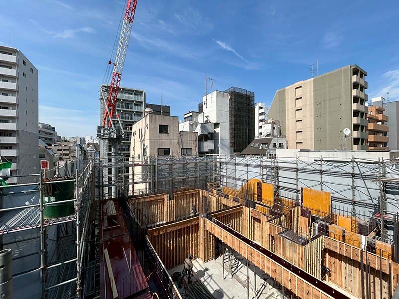 建設中の新築建物。クレーンが稼働する建設現場の全景
