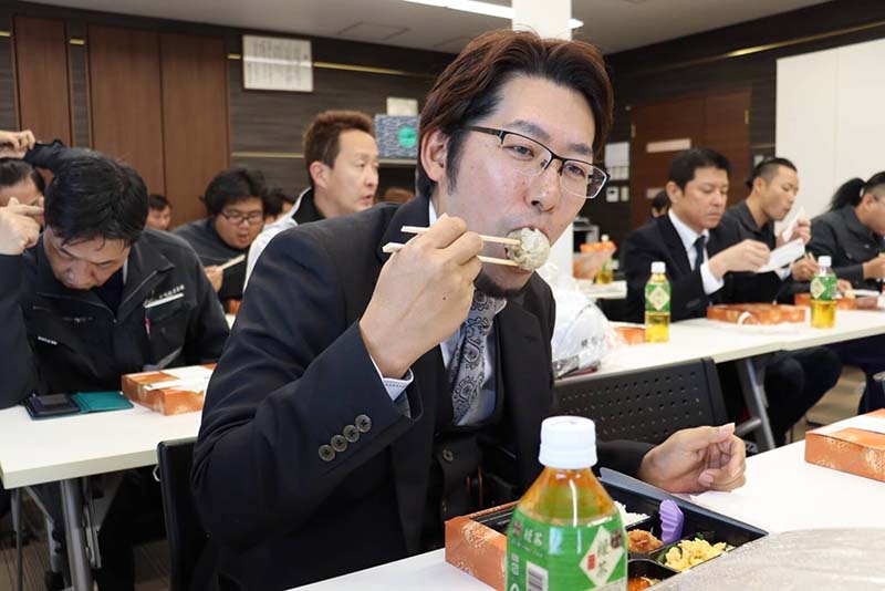 2024年仕事始め 達磨の目入れの様子