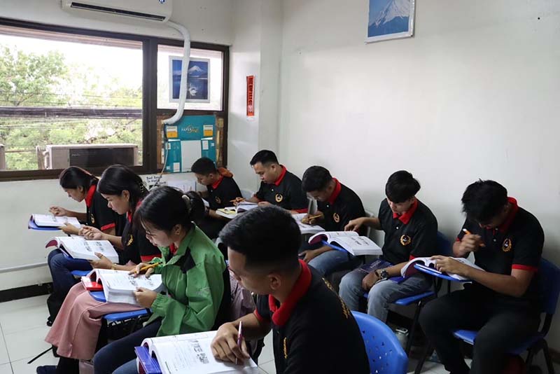 受け入れ予定の実習生が日本語を学ぶ学校の視察