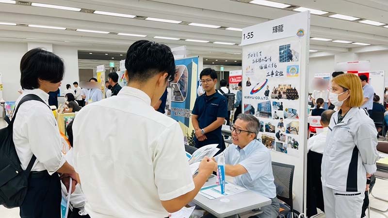 合同企業説明会 当社ブースを訪問する高校生の様子