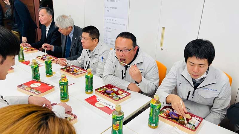 2025年仕事始め 達磨の目入れの様子
