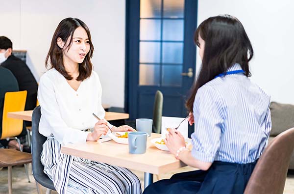 ランチタイムを楽しむ会社員。社員食堂のイメージ