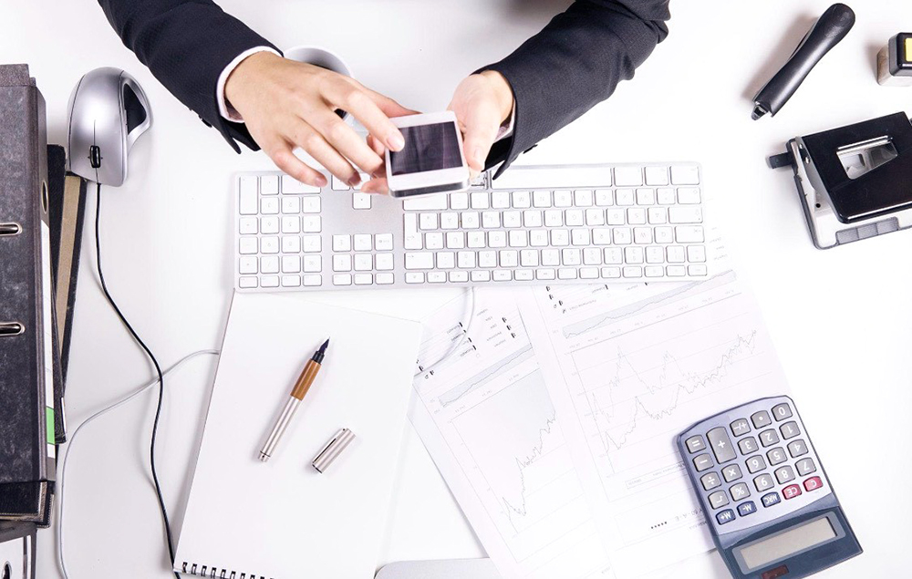 オフィスで働く一般事務スタッフ。3名の女性社員